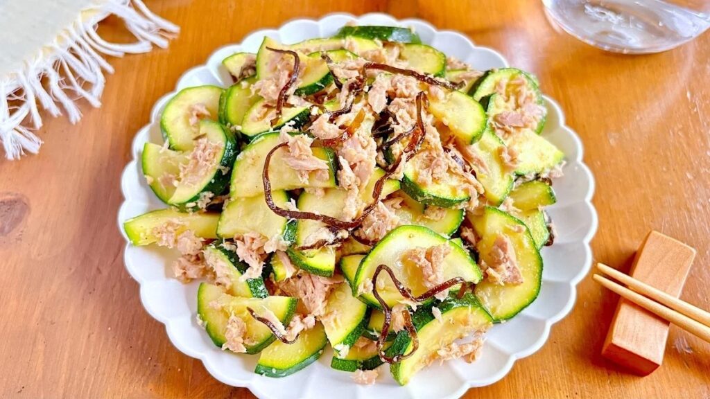 完成したズッキーニのごまツナ塩昆布あえ