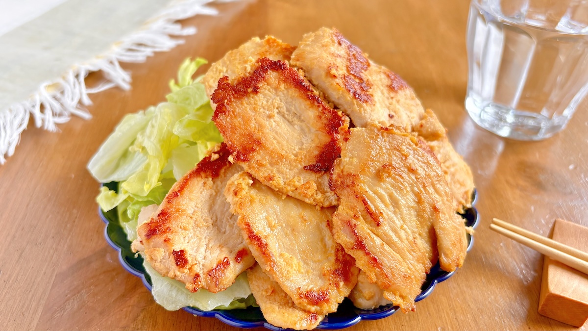 卵しょうゆをまとわせて焼いた鶏むね肉を器に盛ったところ