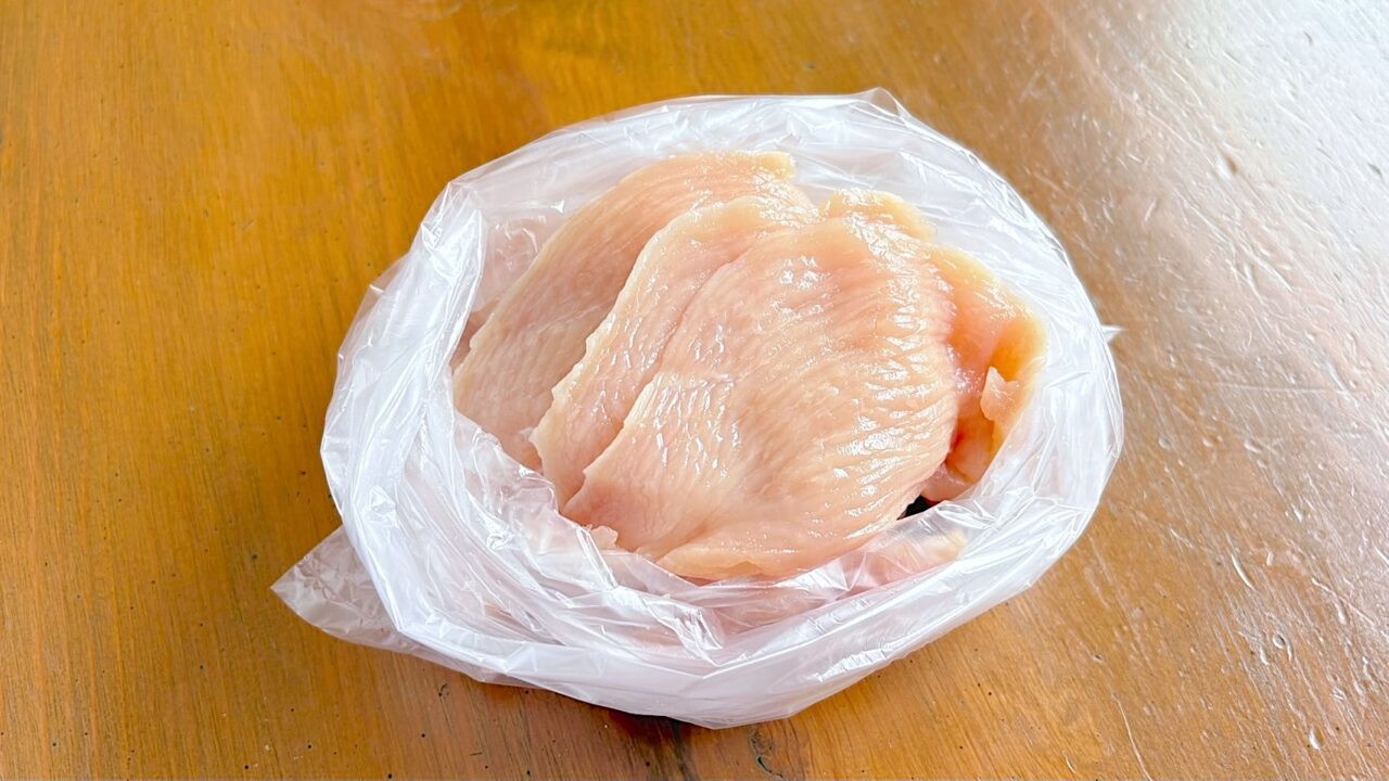 薄切りにした鶏むね肉を袋に入れたところ