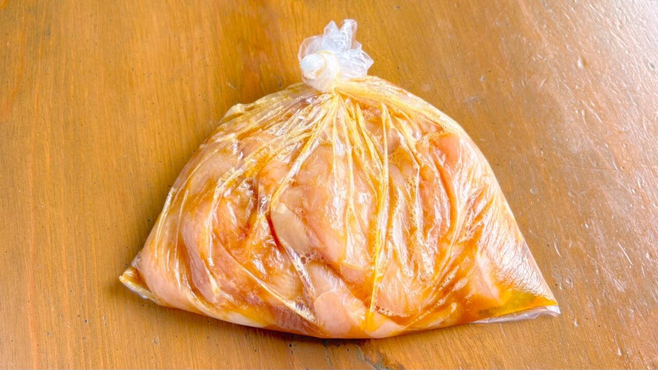 鶏むね肉を卵としょうゆに漬けたところ