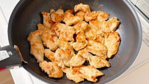 フライパンで鶏むね肉と卵液を焼いたところ