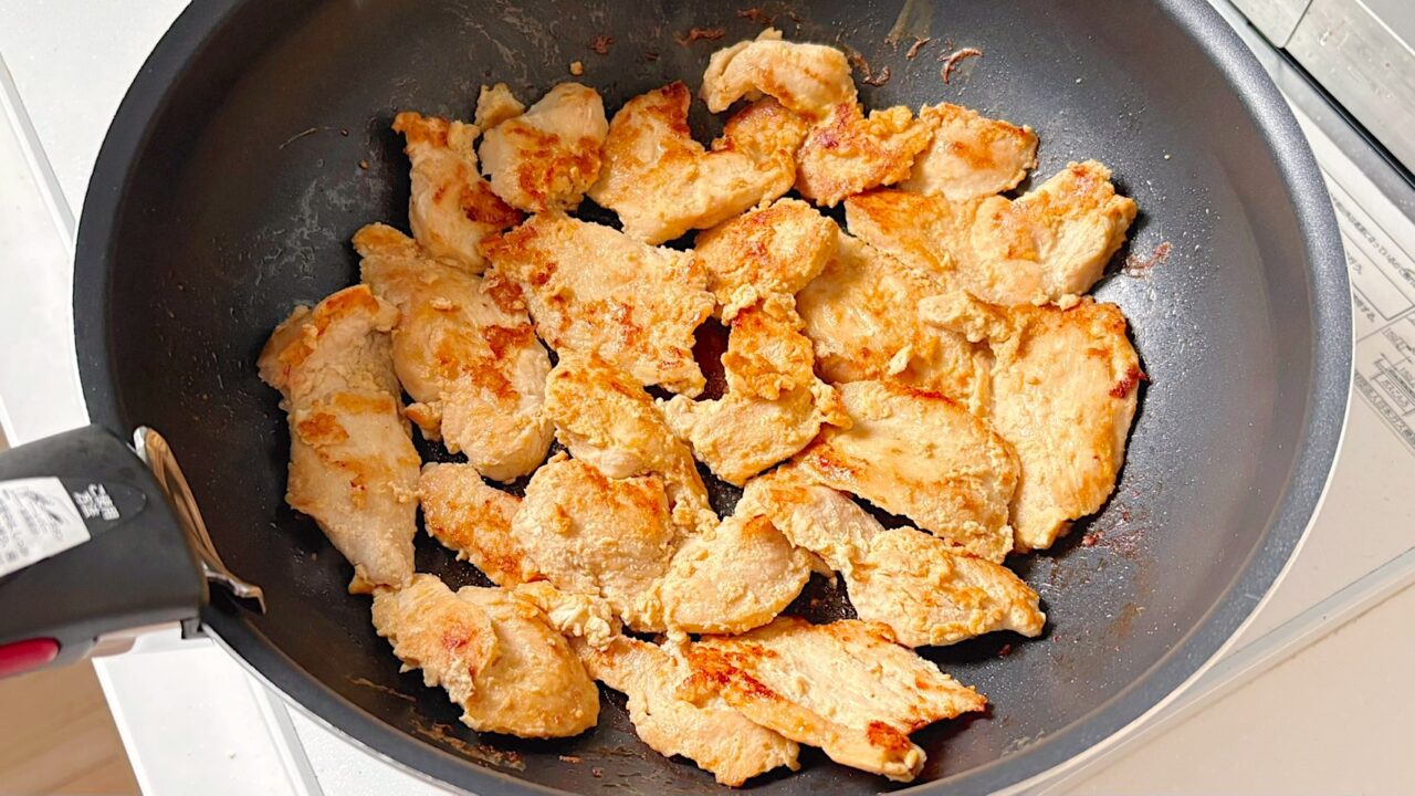フライパンで鶏むね肉と卵液を焼いたところ