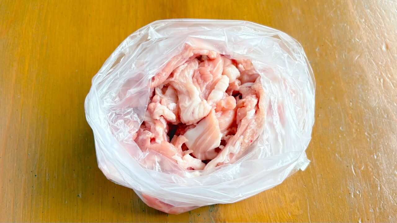 袋に入れた豚こま切れ肉