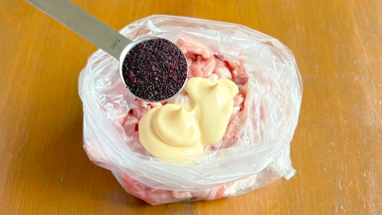 豚こま切れ肉にゆかりとマヨネーズを加えたところ
