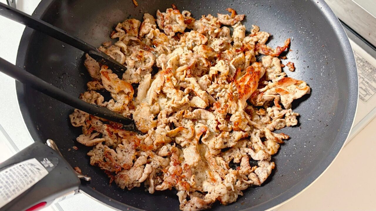 フライパンで炒めた豚こま切れ肉