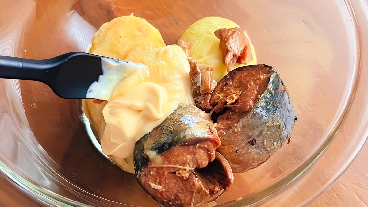 じゃがいもにサバ味噌煮缶、マヨネーズ、おろしにんにくを加えた様子
