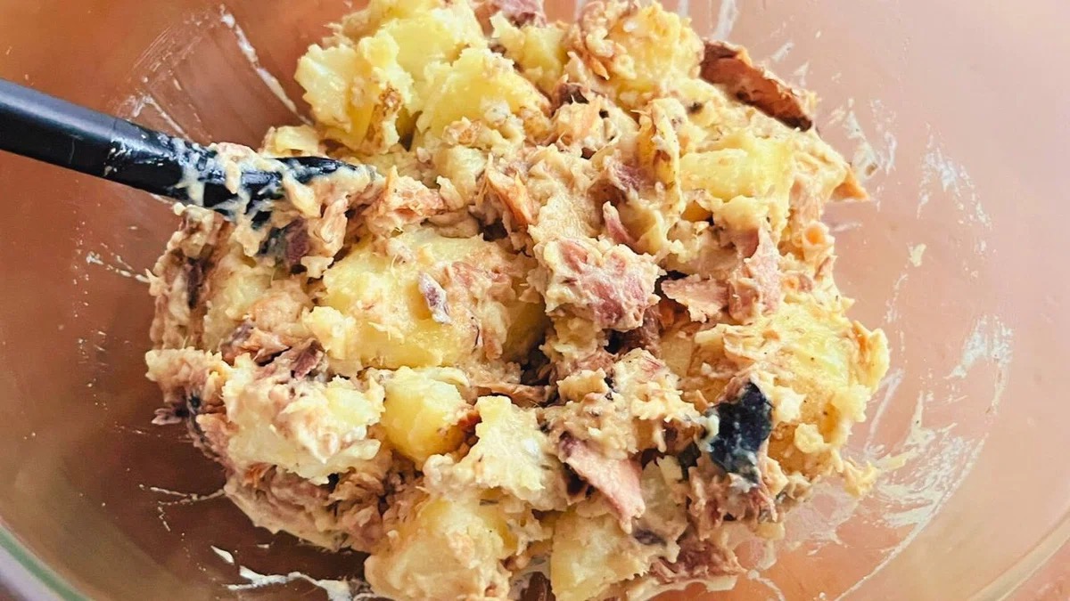 じゃがいもとサバを食べやすい大きさに崩して混ぜる様子