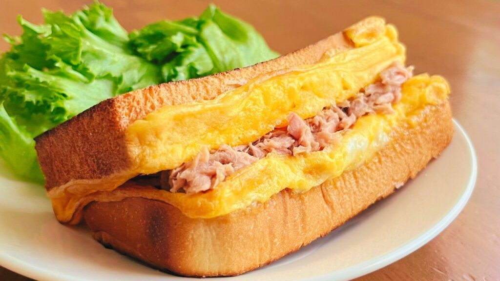 ツナ、卵、チーズを挟んだホットサンド