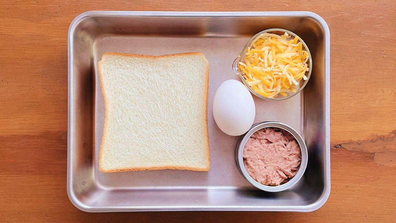 食パン、卵、ツナ、ピザ用チーズの材料