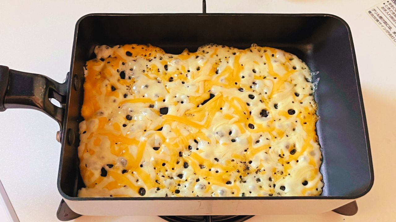 卵焼き器でチーズが溶けてフツフツとしている様子