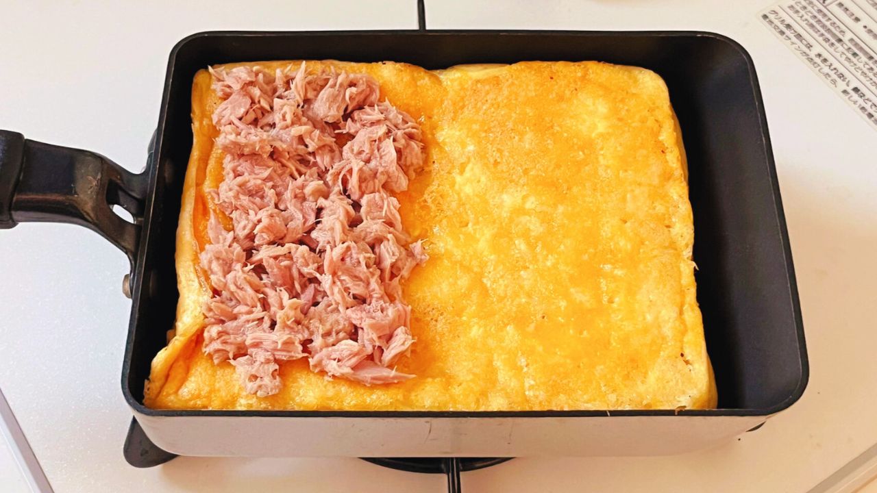 裏返した食パンの片側にツナをのせた様子