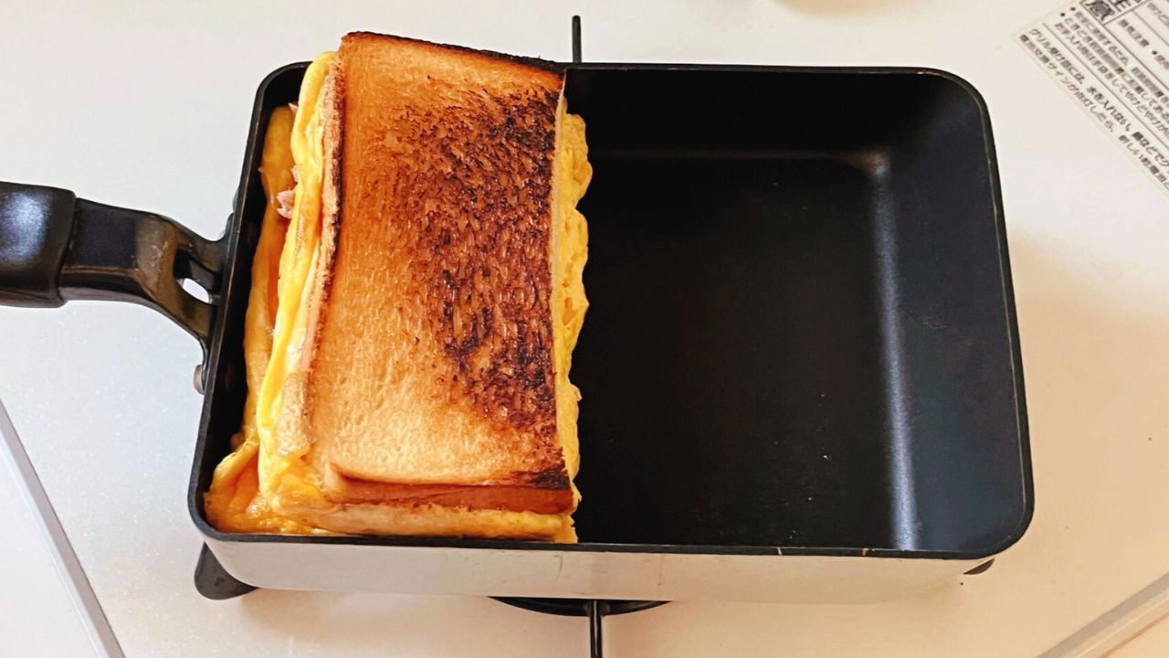 卵焼き器の中で二つ折りにしたホットサンド