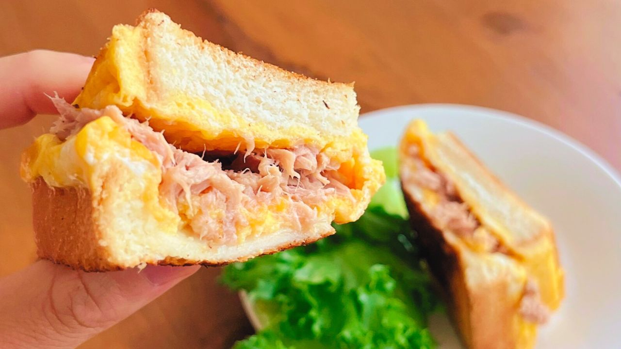 手に持ったホットサンドのツナと卵の断面