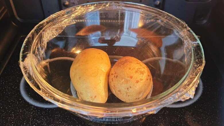 耐熱容器に入れたじゃがいもを電子レンジで加熱する様子