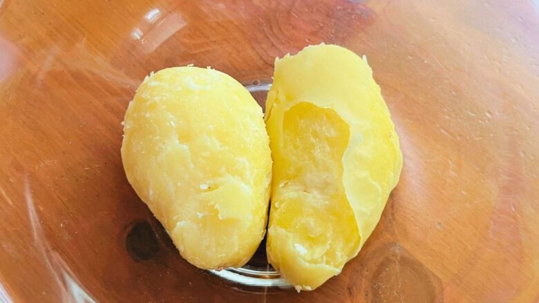 電子レンジで加熱して皮をむいたじゃがいも