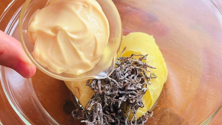 じゃがいもに塩昆布とマヨネーズを加える様子