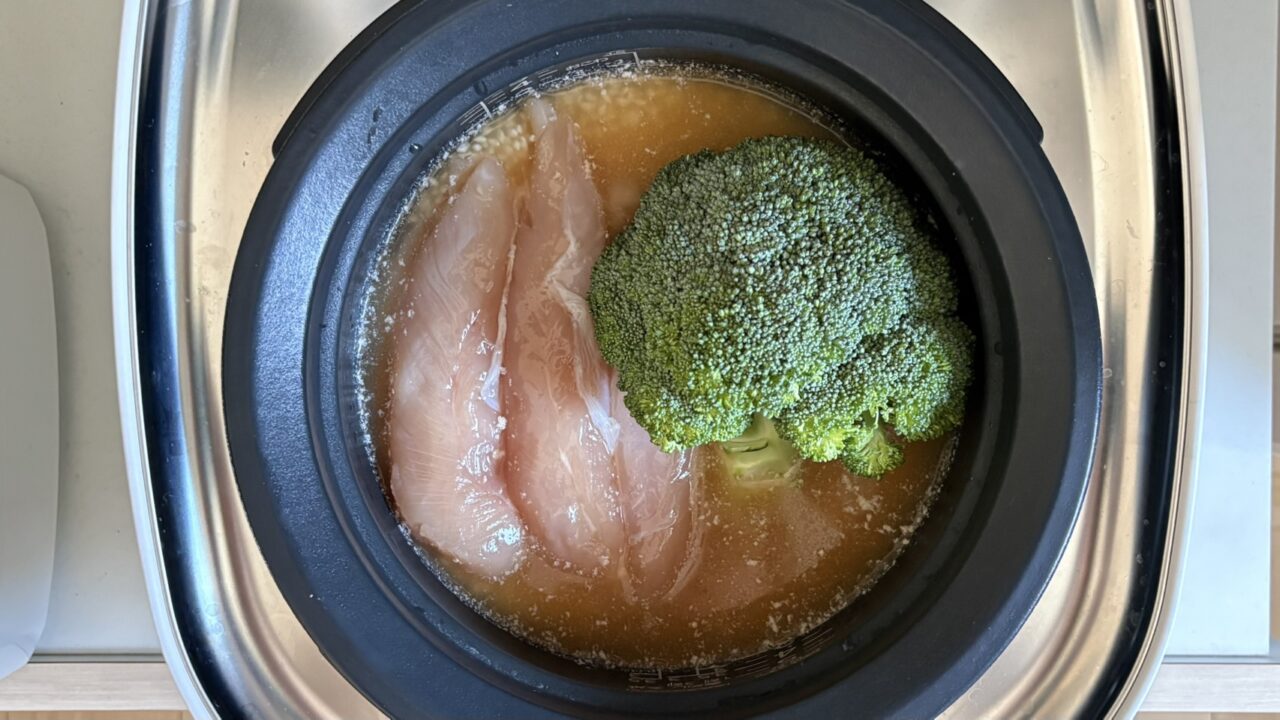 米と調味料を入れた炊飯釜にブロッコリーと鶏ささみをのせたところ