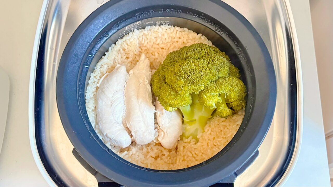 炊き上がったブロッコリーと鶏ささみ