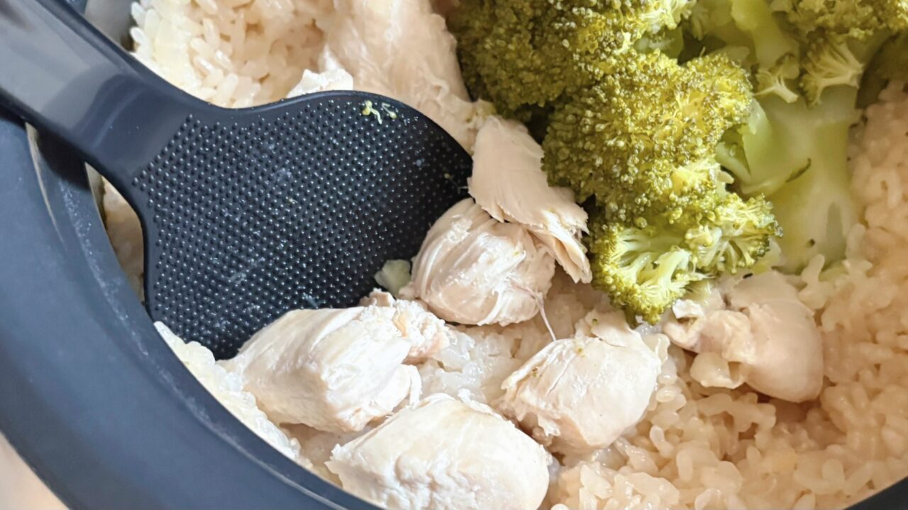 炊飯釜の中で具材とご飯を混ぜ合わせるところ