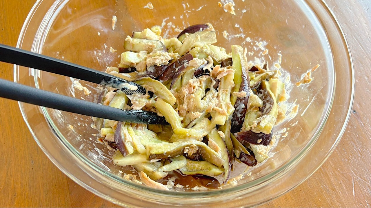 なすとツナとごまマヨ調味料を混ぜ合わせた様子