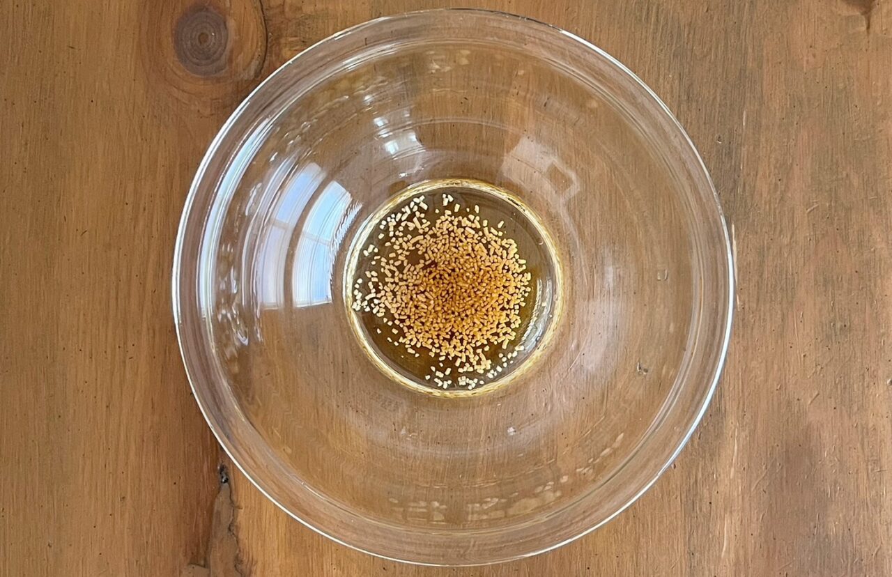 ボウルでごま油と鶏がらスープの素を混ぜたところ