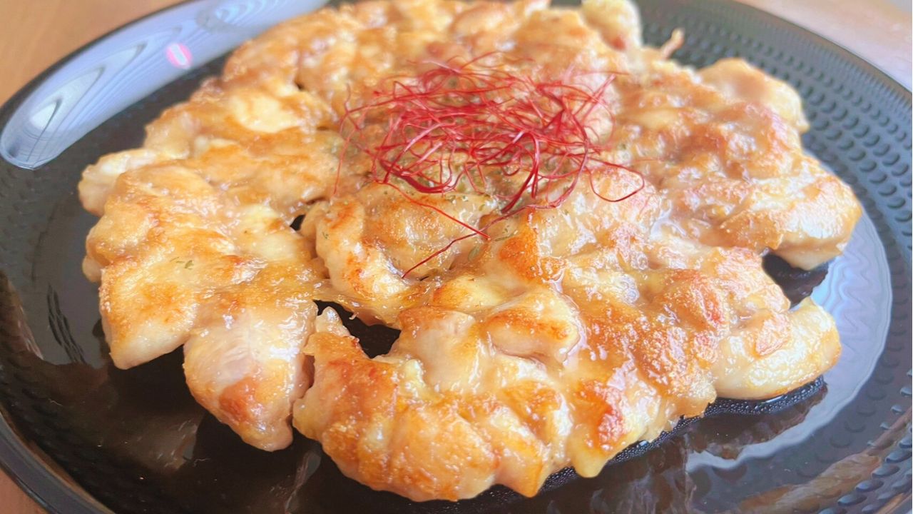 糸唐辛子をのせた鶏のもっちり焼き