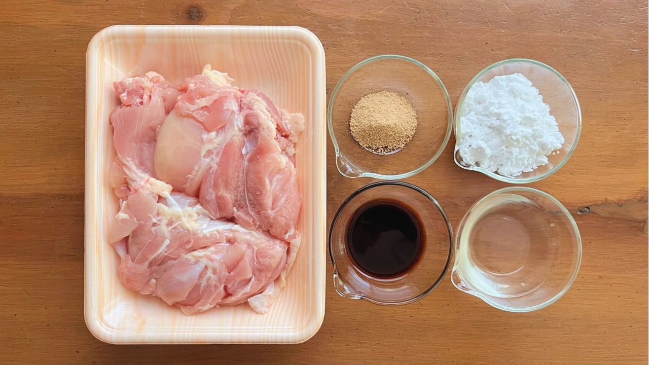 鶏もも肉と片栗粉、酒、しょう油、鶏がらスープの素