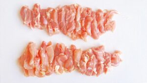 1cm幅に細切りにした鶏もも肉