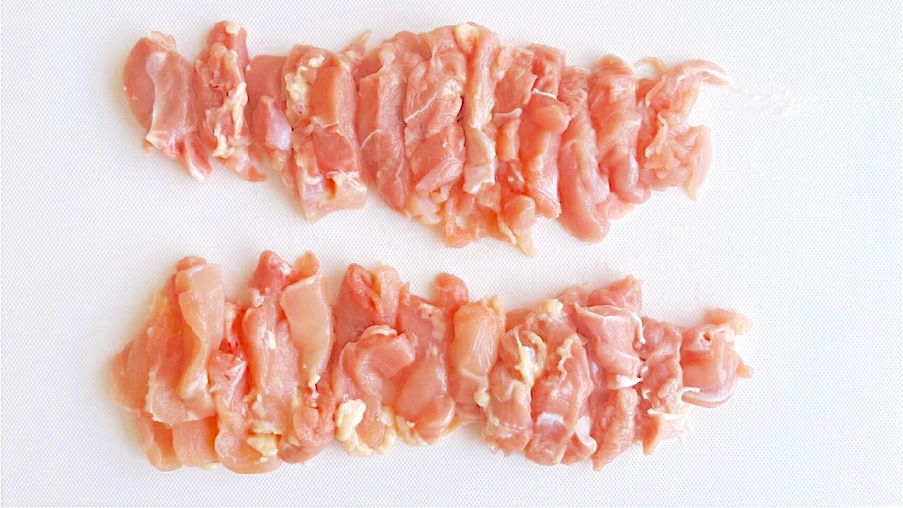 1cm幅に細切りにした鶏もも肉