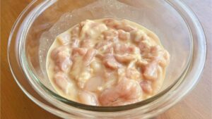 片栗粉と調味料を混ぜた鶏もも肉