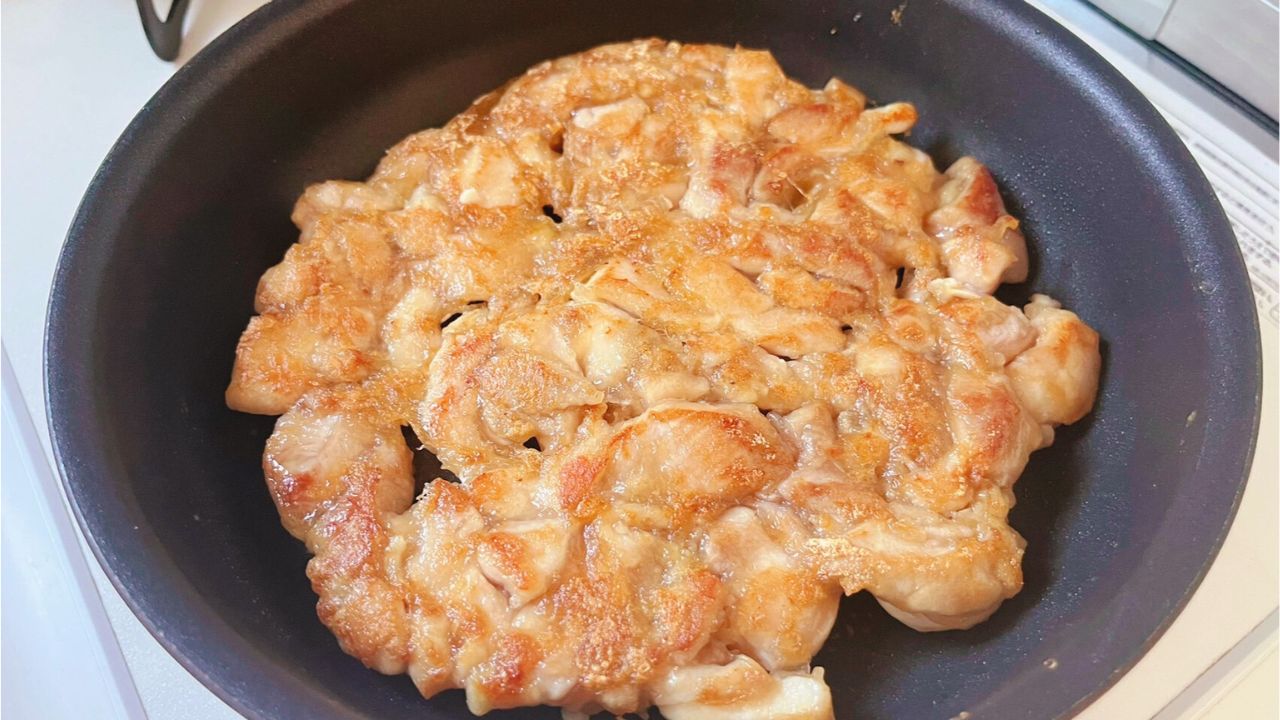 裏返して焼き色のついた鶏のもっちり焼き