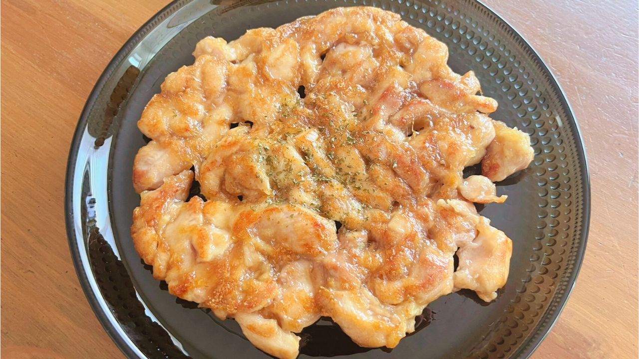 器に盛り付けた鶏のもっちり焼き