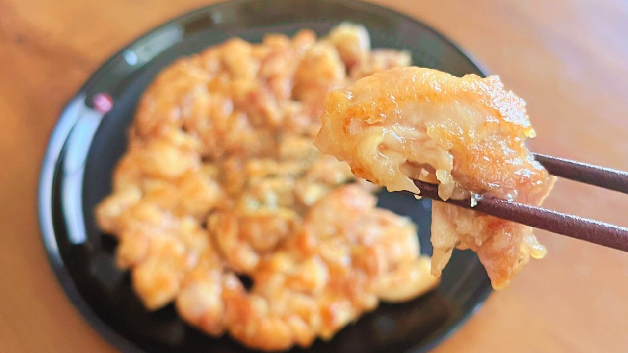 箸で持ち上げた鶏のもっちり焼き