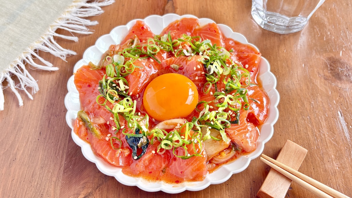 サーモンとキムチのごまポンあえに卵黄と薬味を添えたところ