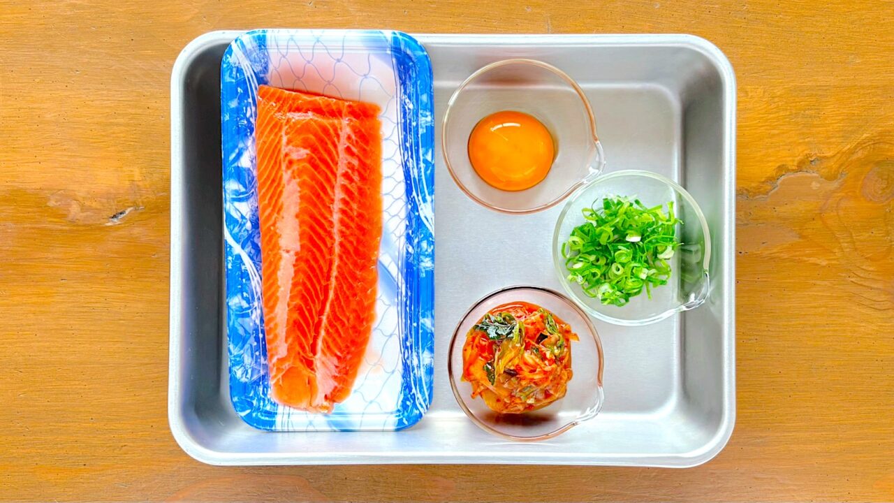 サーモン、キムチ、卵黄、青ネギなどの材料