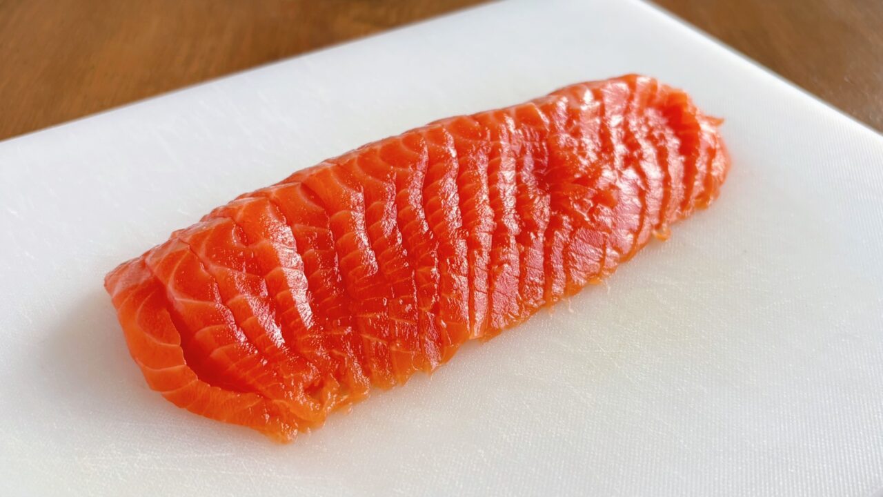 サーモンの刺身を5mm幅に切るところ