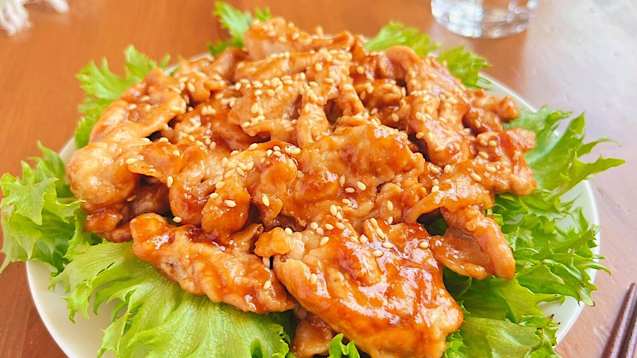 レタスと白炒りごまを添えた豚こまトンテキ