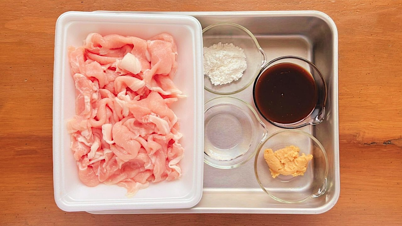 豚こま切れ肉、薄力粉、中濃ソース、味噌、水