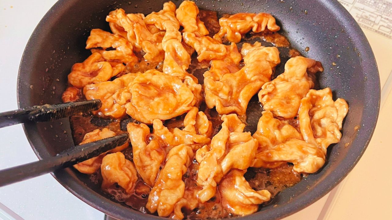 豚こま切れ肉にたれをからめて照りが出た様子