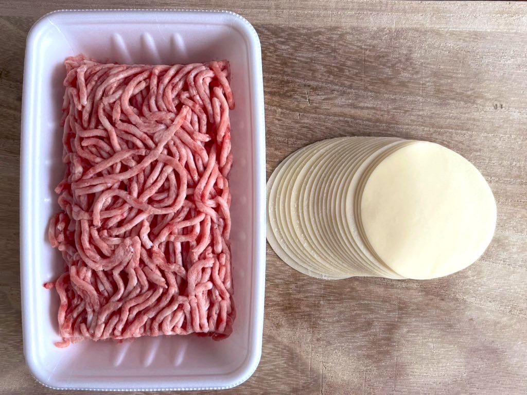 豚ひき肉、ギョーザの皮、酒、ごま油など