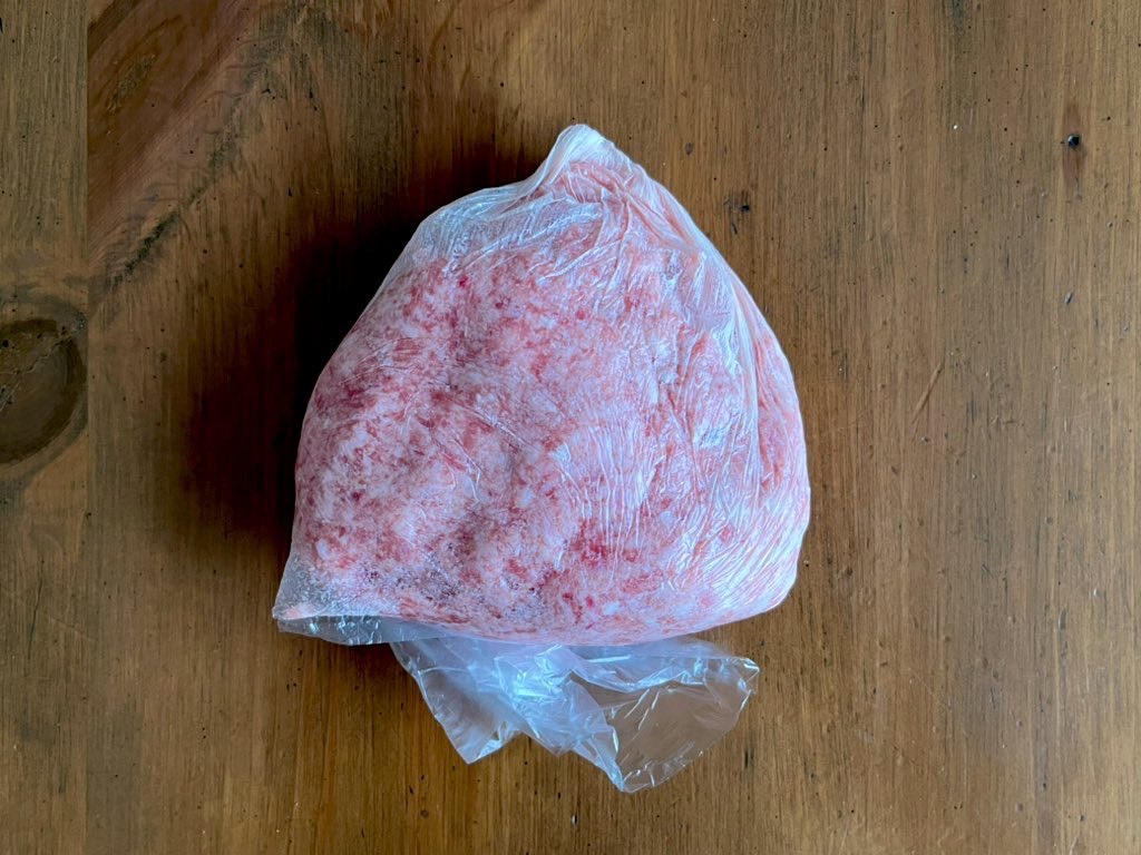 ポリ袋で豚ひき肉と塩をこねるところ