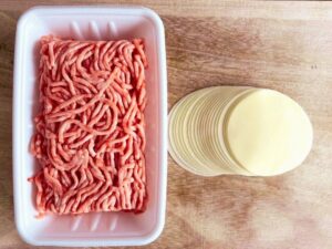 平たいギョーザに使う豚ひき肉とギョーザの皮