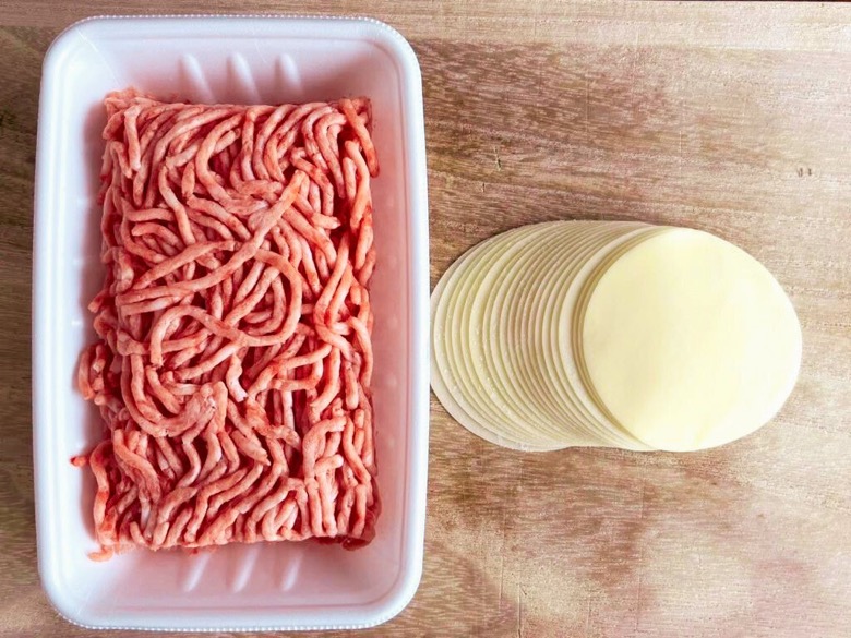 平たいギョーザに使う豚ひき肉とギョーザの皮
