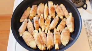 焼き面を入れ替えて豚バラ肉に焼き色を付ける様子