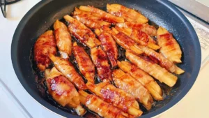 たれがからみ照りが出たじゃがいもの豚バラ巻き