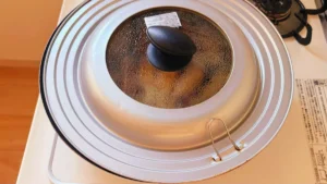 蓋をしてじゃがいもの豚バラ巻きを蒸し焼きにする様子