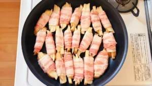 豚バラ肉で巻いたじゃがいもをフライパンに並べた様子