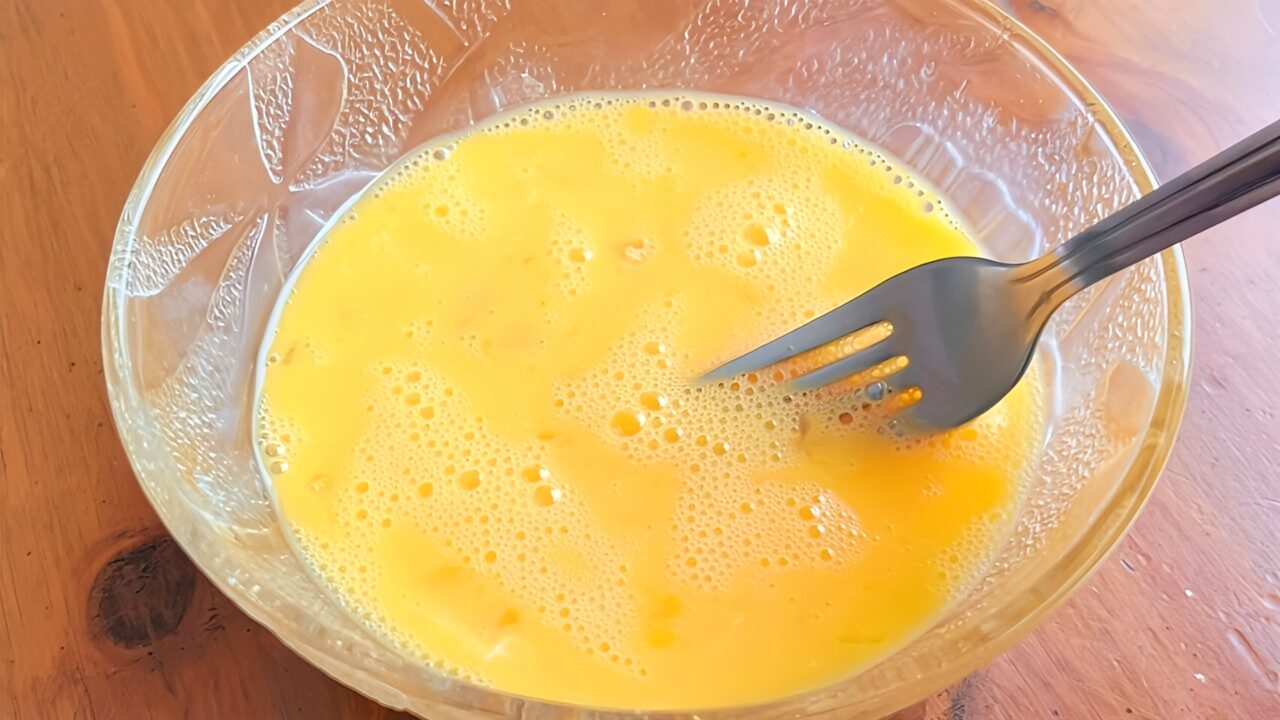 ボウルで卵を溶きほぐすところ