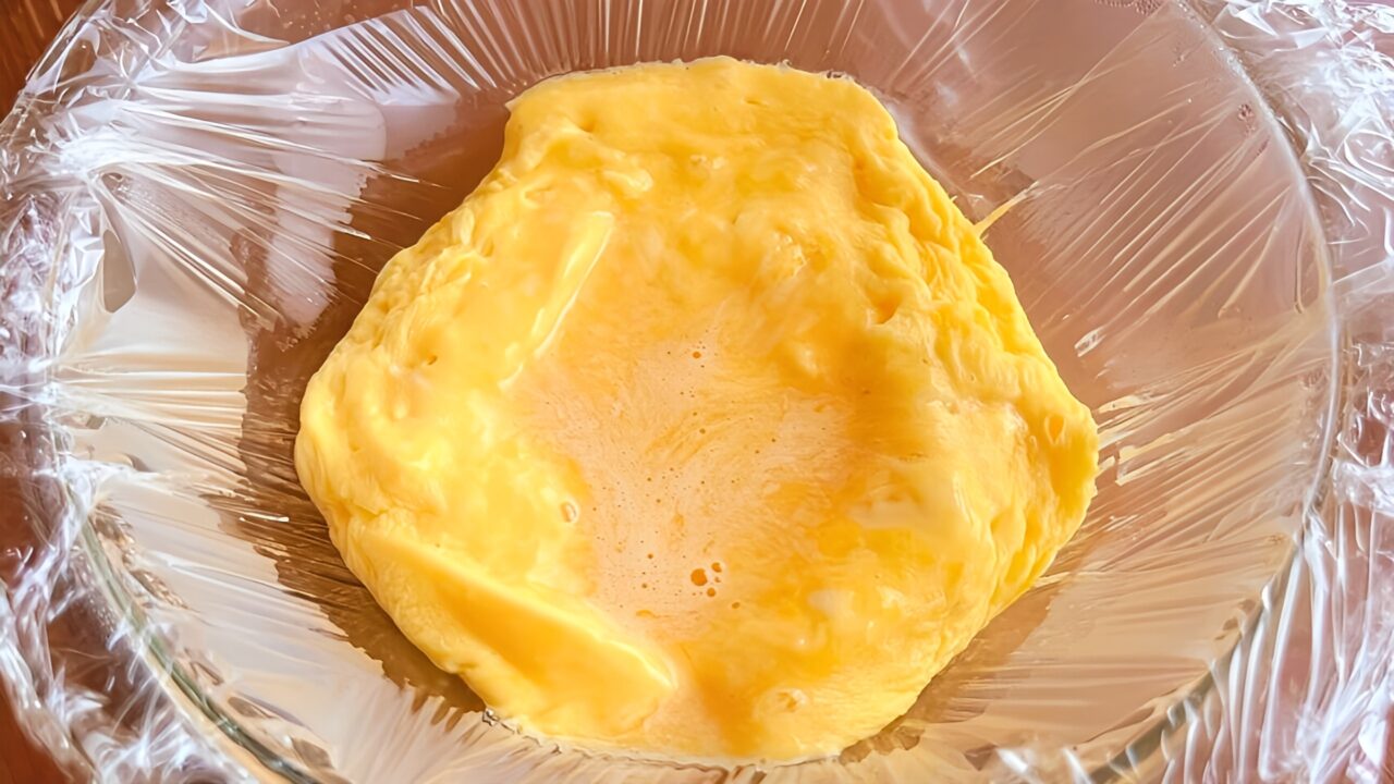 電子レンジで加熱して固まり始めた卵