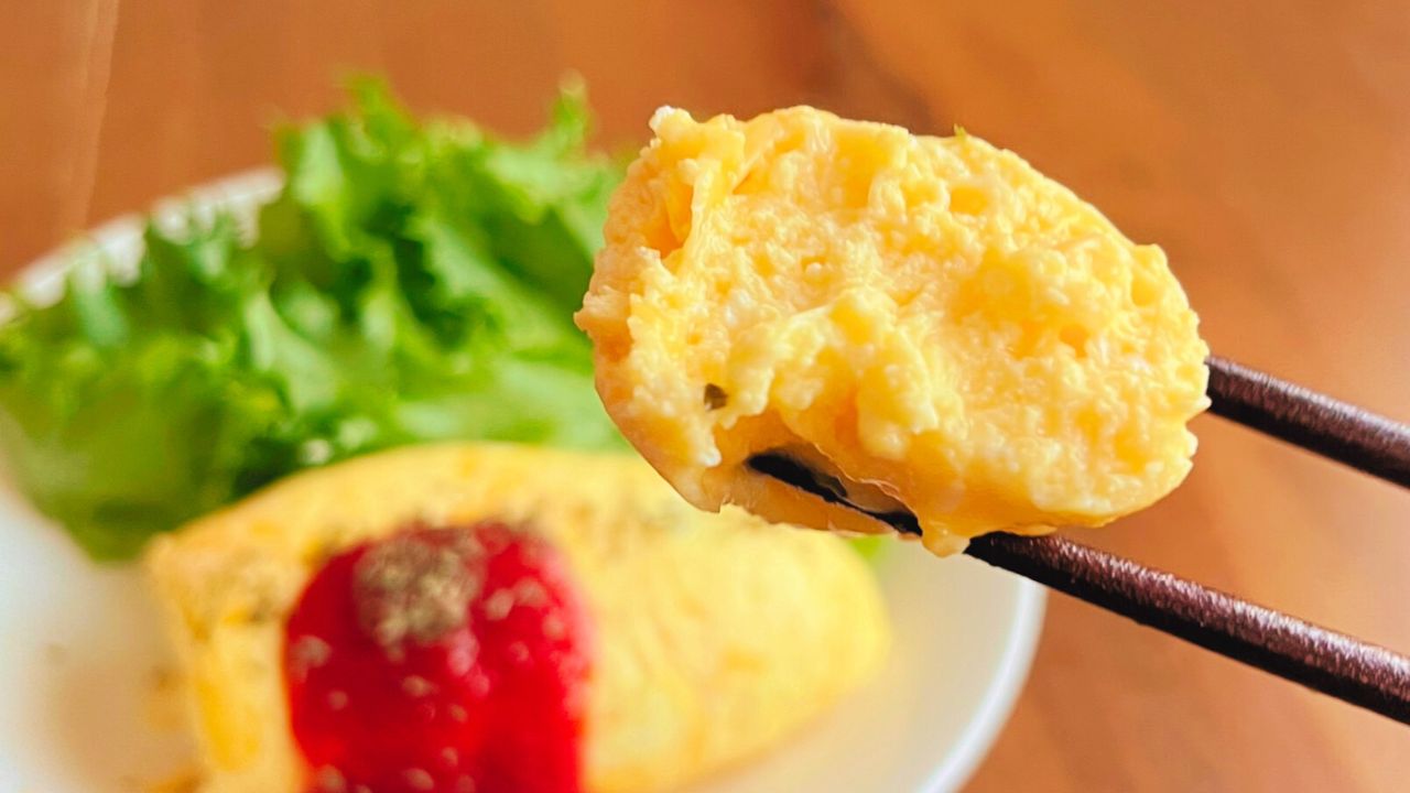 チーズオムレツを箸で持ち上げたところ